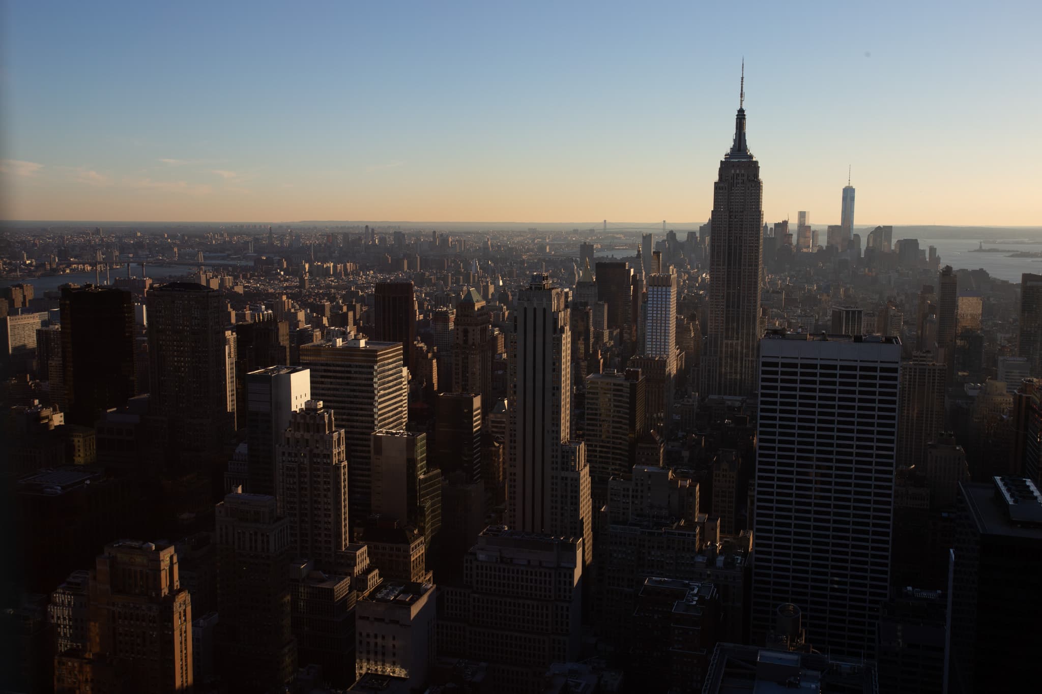 L’Empire State s’alça sobre Manhattan amb la llum càlida del capvespre