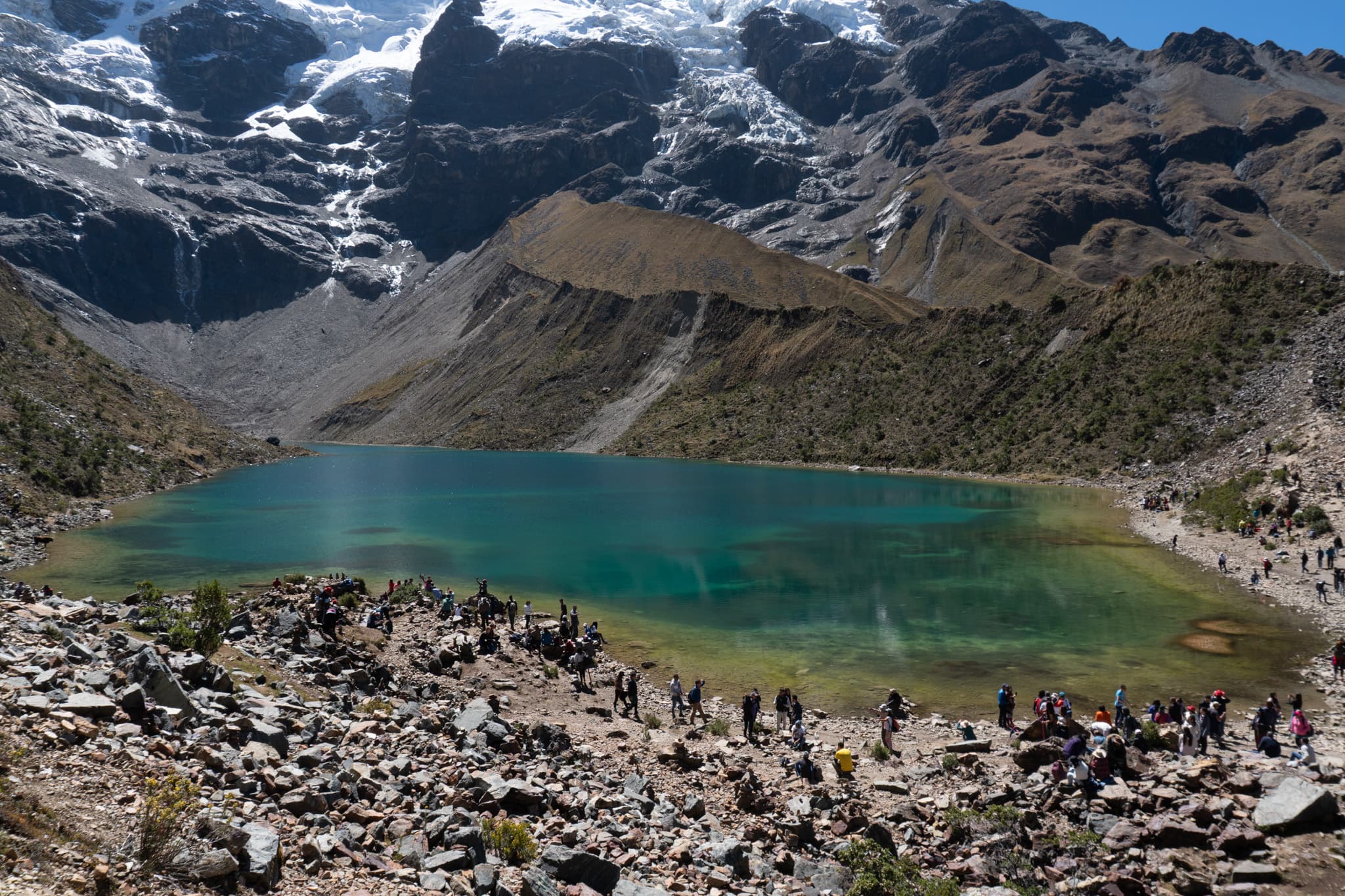 La llacuna turquesa d’Humantay sota les muntanyes dels Andes