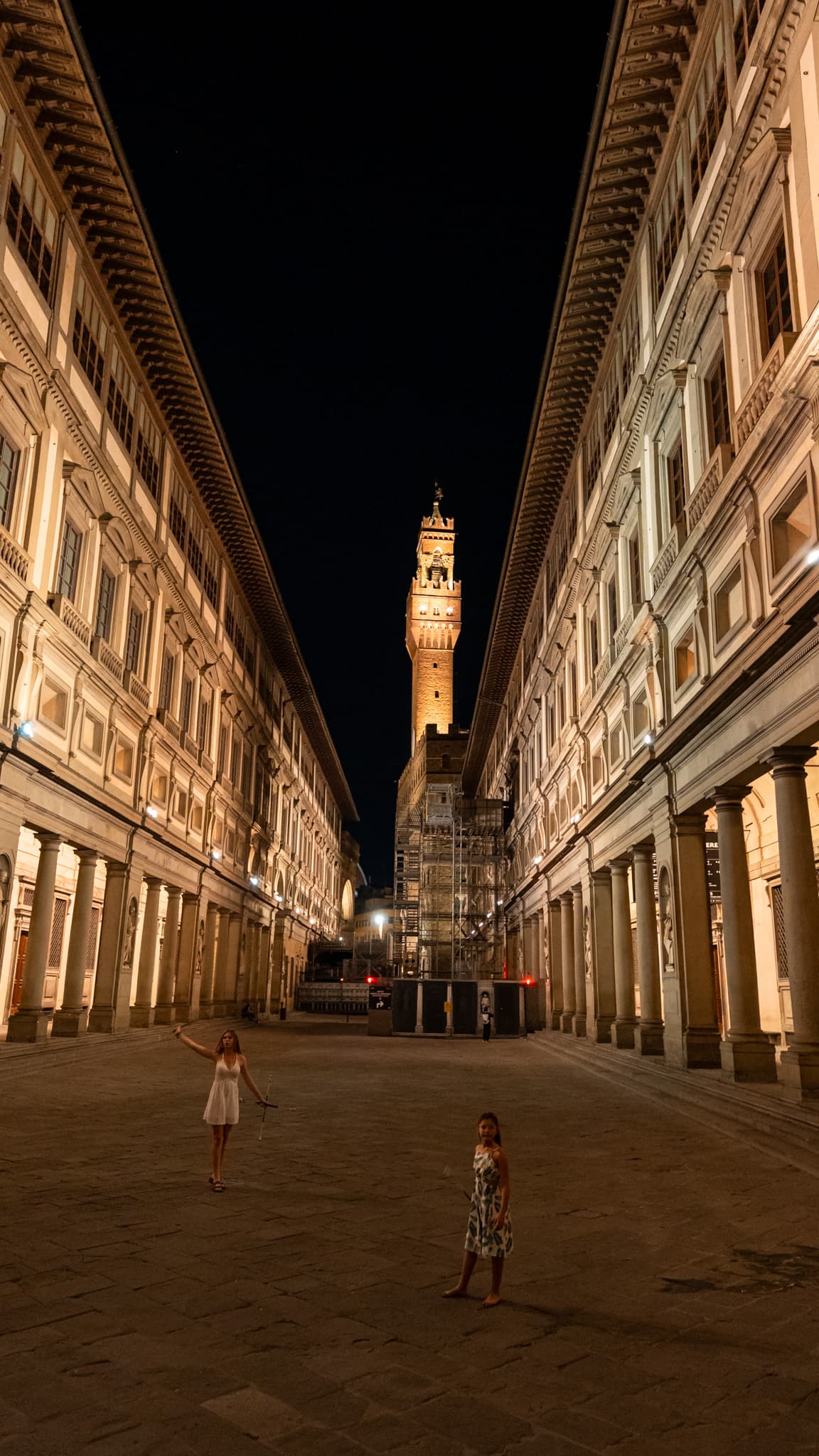 Arquitectura il·luminada al pati dels Uffizi de nit